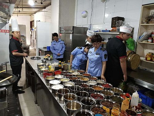 筑牢校園食品安全防線——縣食品藥品監(jiān)察大隊(duì)中高考期間專項(xiàng)檢查紀(jì)實(shí)